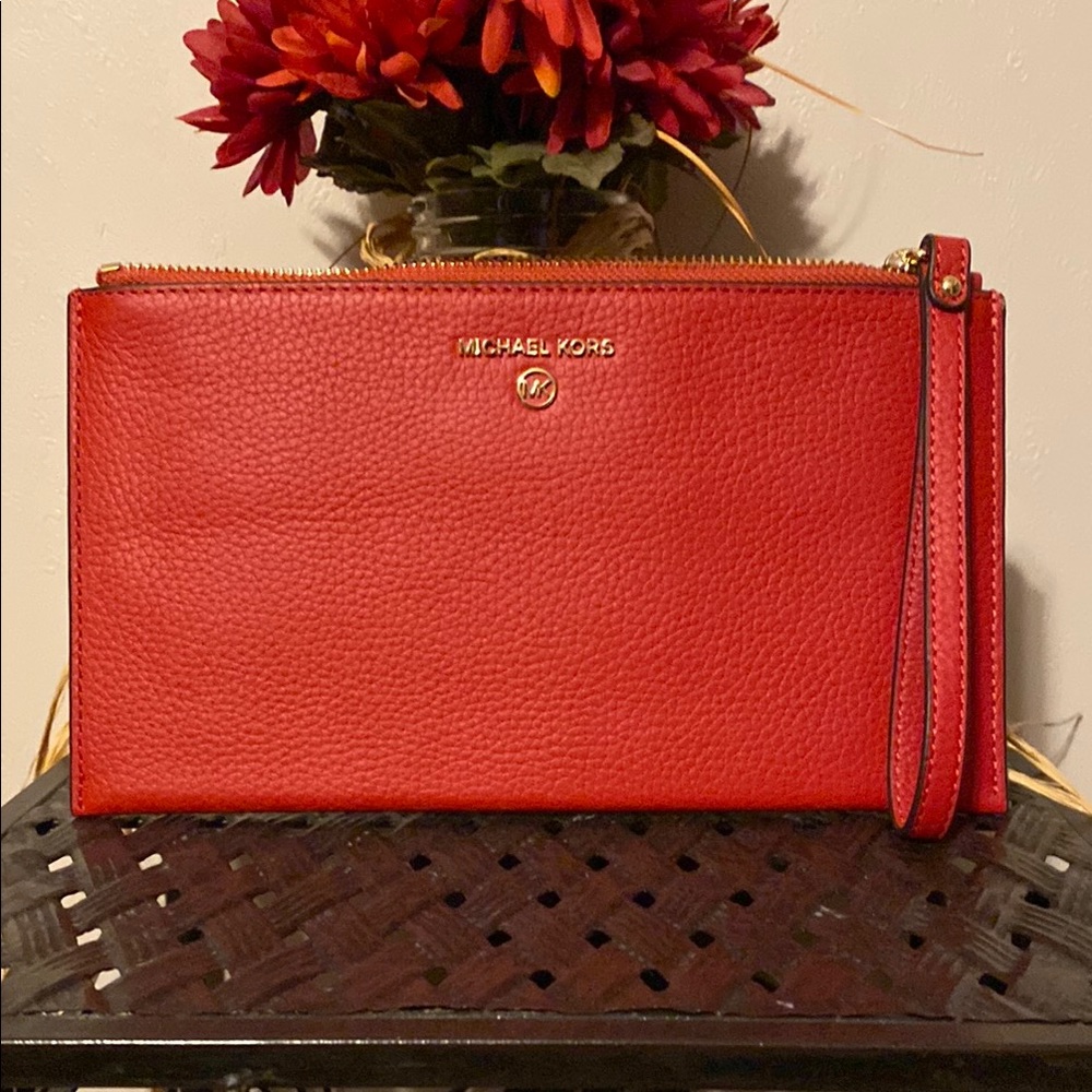 👛🆕 NWOT Michael Kors Red Pebbled Leather Clutch